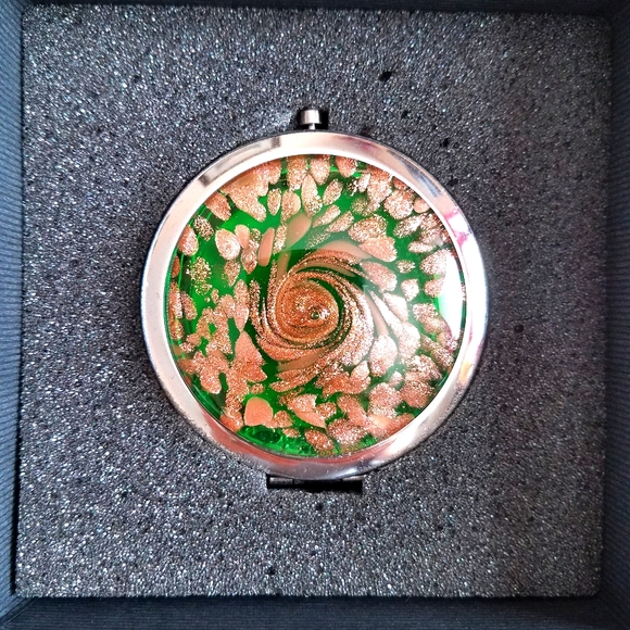 Great Gift idea- Compact Mirror - Picture 3 of 12